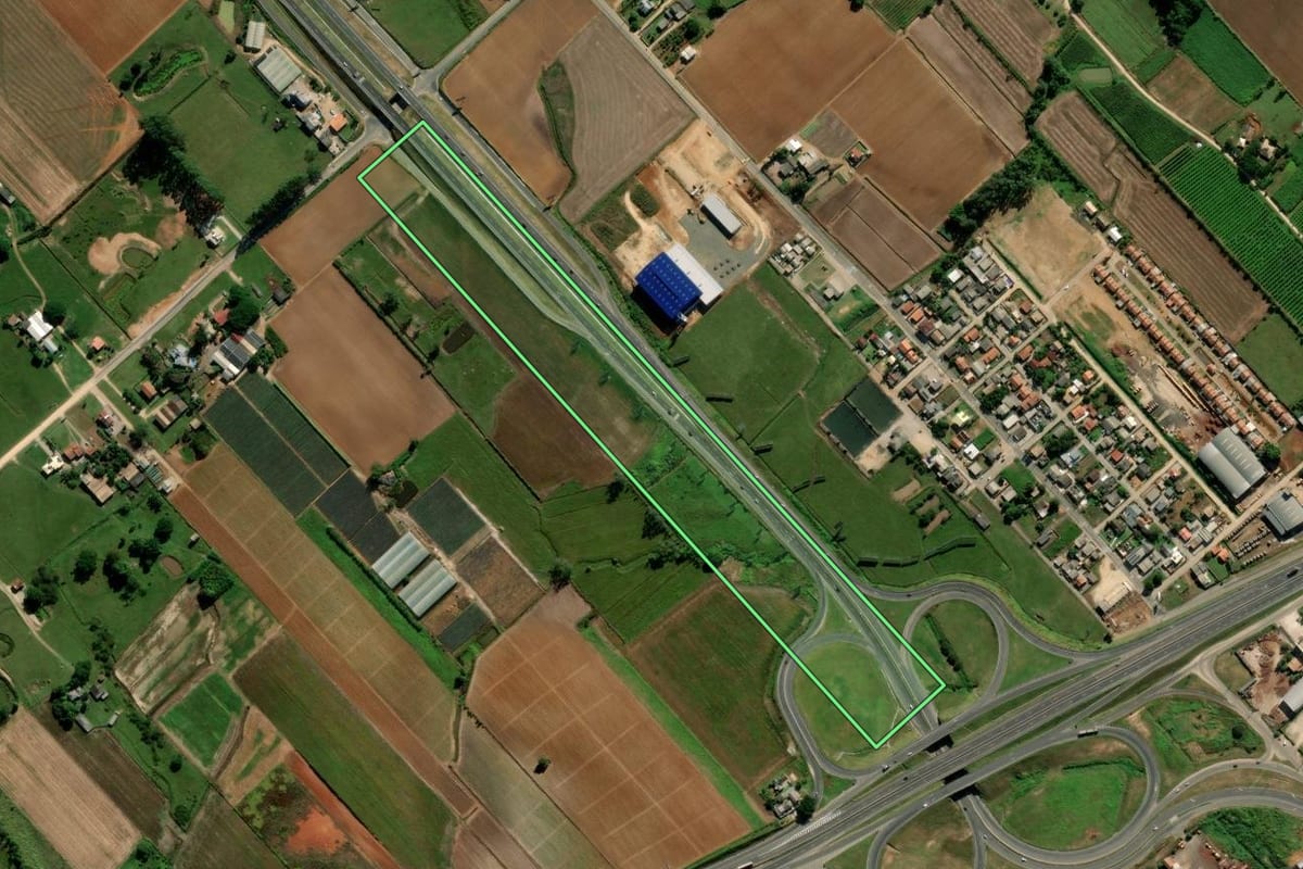Imagem de satélite do imóvel rural em Içara (SC), com o contorno declarado no CAR desenhado por cima.