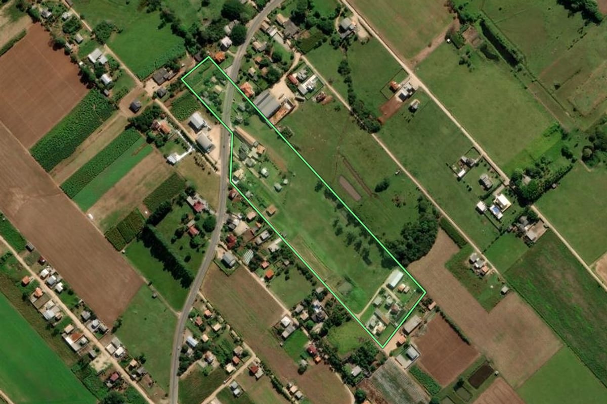 Imagem de satélite do imóvel rural em Içara (SC), com o contorno declarado no CAR desenhado por cima.
