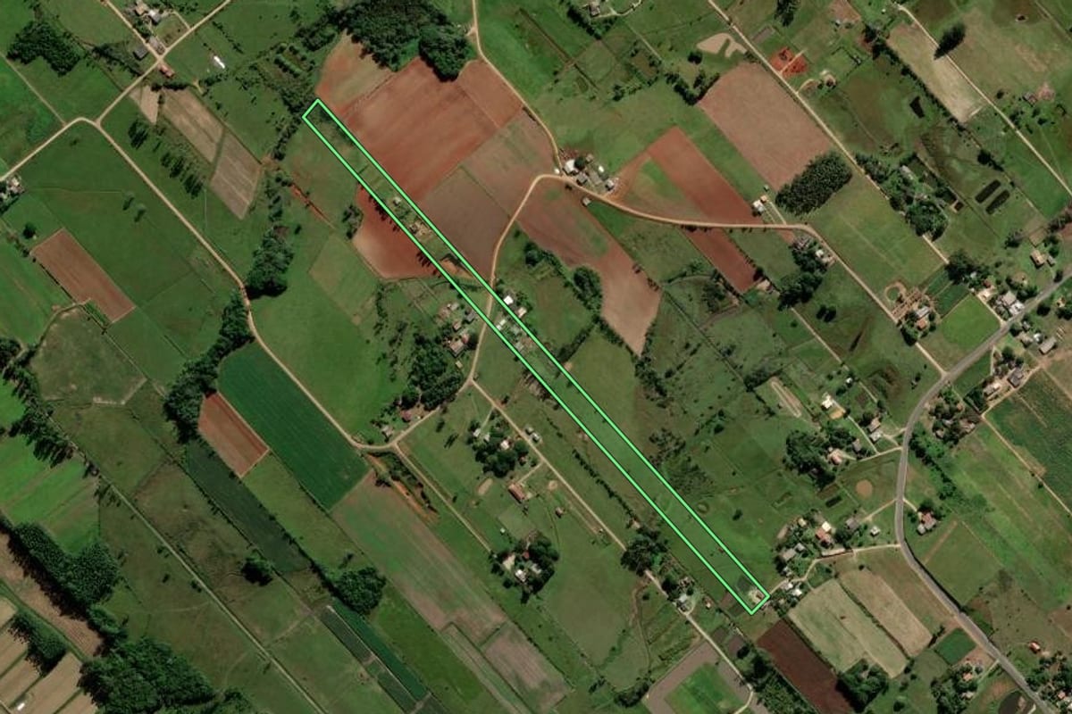 Imagem de satélite do imóvel rural em Içara (SC), com o contorno declarado no CAR desenhado por cima.