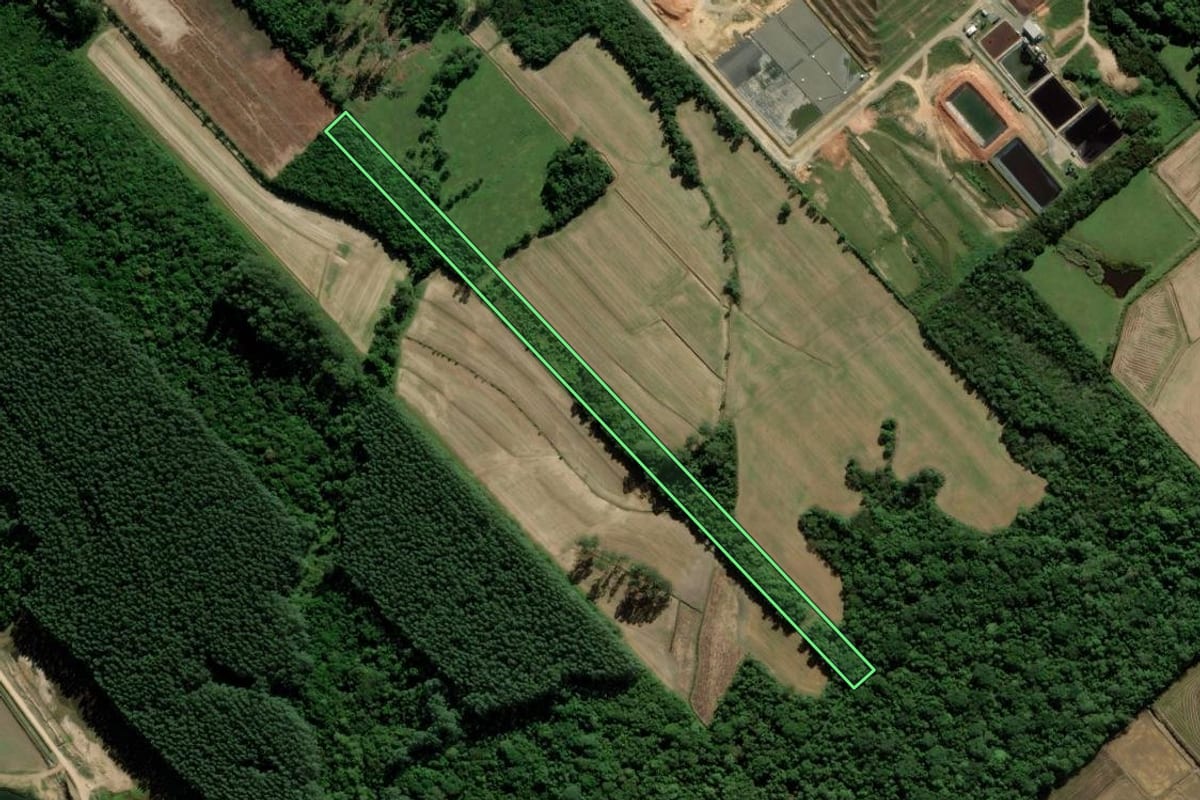 Imagem de satélite do imóvel rural em Içara (SC), com o contorno declarado no CAR desenhado por cima.