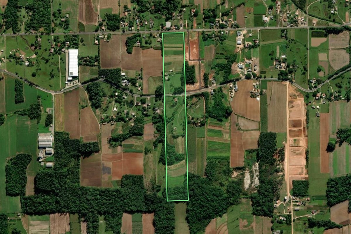 Imagem de satélite do imóvel rural em Içara (SC), com o contorno declarado no CAR desenhado por cima.