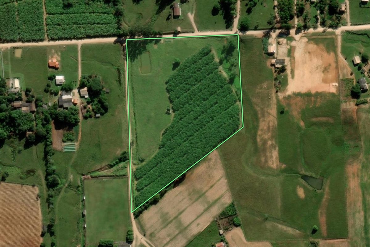 Imagem de satélite do imóvel rural em Içara (SC), com o contorno declarado no CAR desenhado por cima.