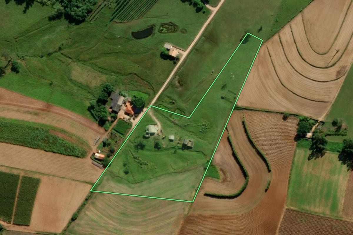 Imagem de satélite do imóvel rural em Içara (SC), com o contorno declarado no CAR desenhado por cima.