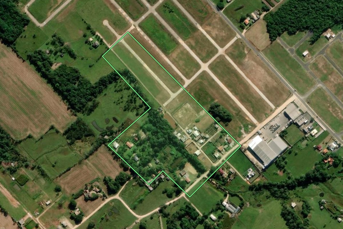 Imagem de satélite do imóvel rural em Içara (SC), com o contorno declarado no CAR desenhado por cima.