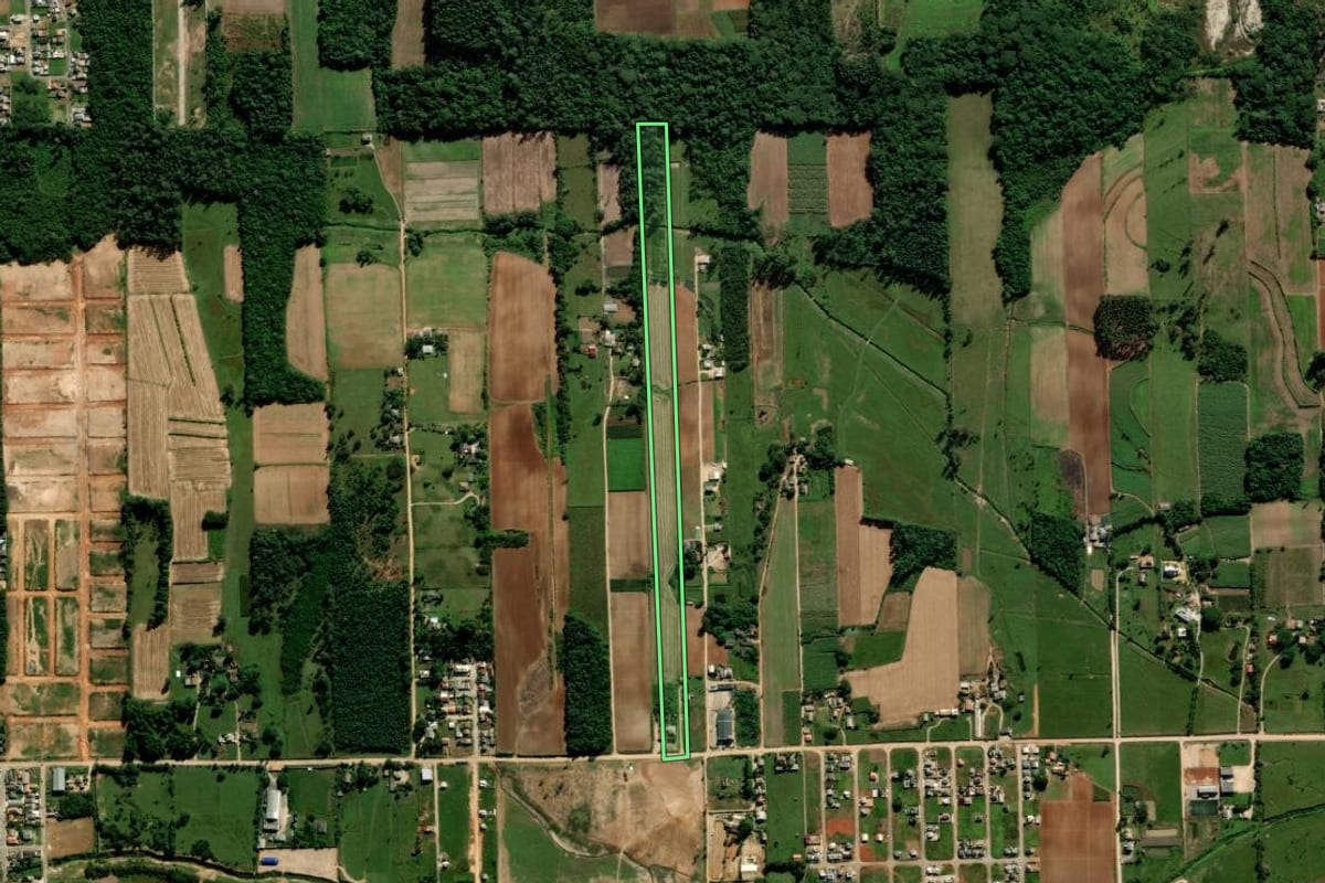 Imagem de satélite do imóvel rural em Içara (SC), com o contorno declarado no CAR desenhado por cima.