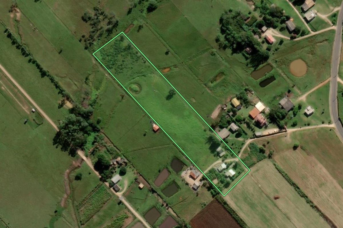 Imagem de satélite do imóvel rural em Içara (SC), com o contorno declarado no CAR desenhado por cima.