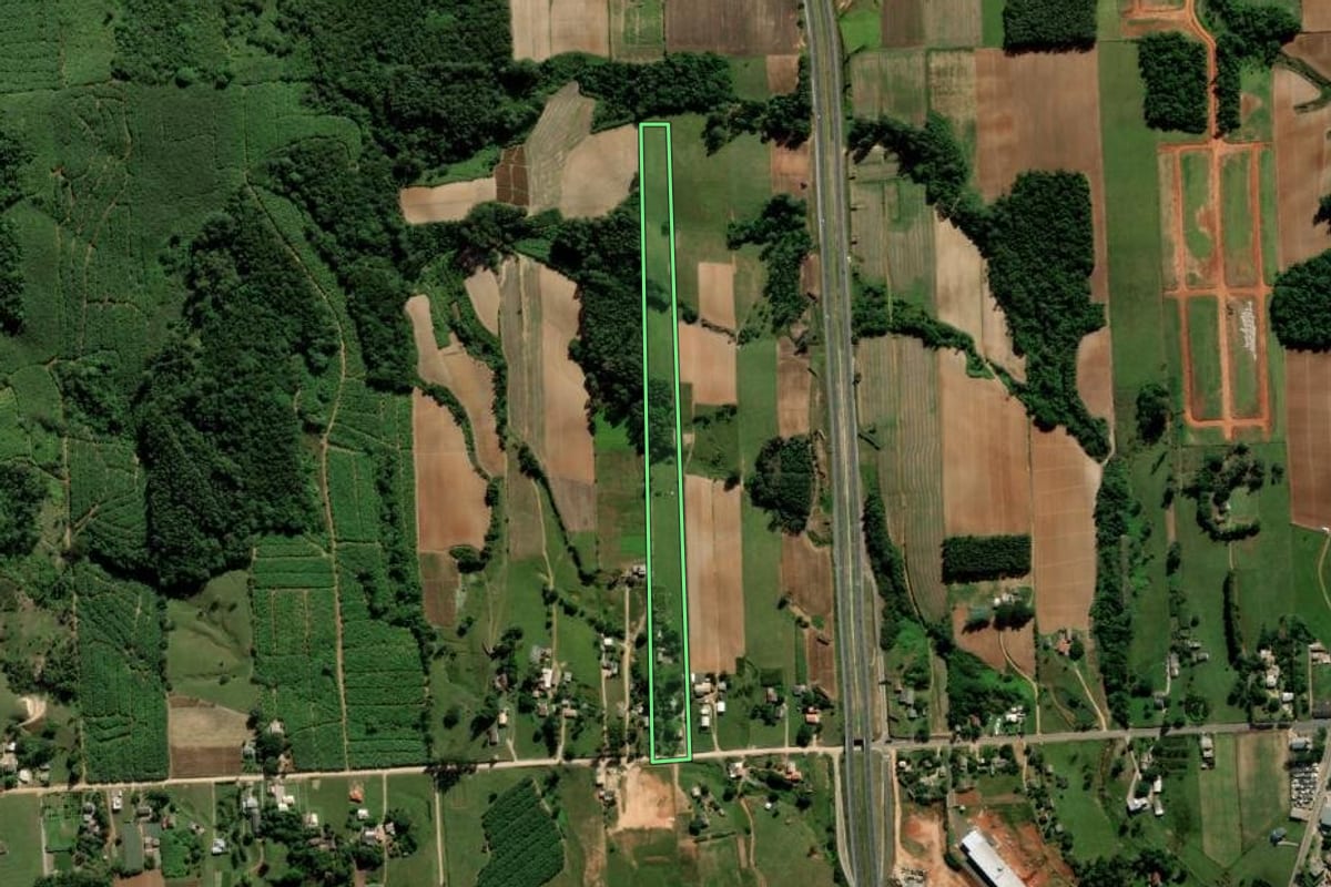 Imagem de satélite do imóvel rural em Içara (SC), com o contorno declarado no CAR desenhado por cima.