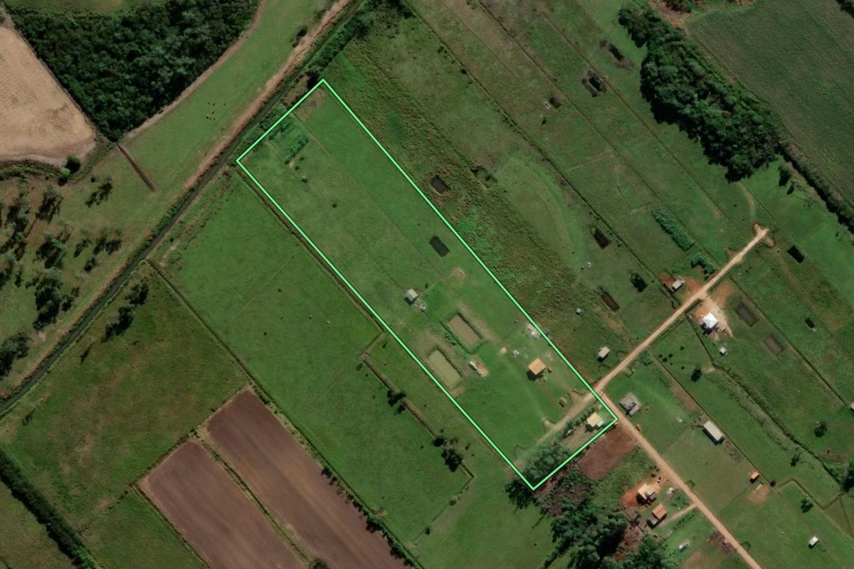 Imagem de satélite do imóvel rural em Içara (SC), com o contorno declarado no CAR desenhado por cima.