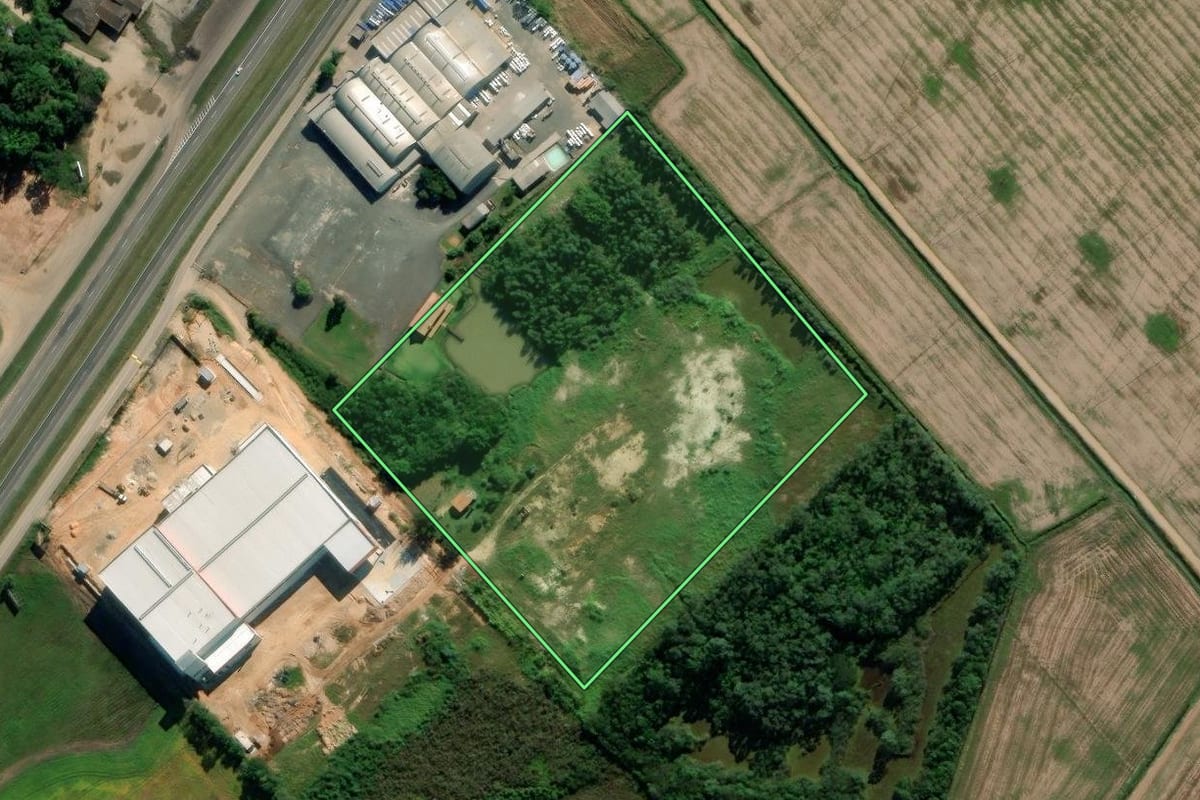 Imagem de satélite do imóvel rural em Içara (SC), com o contorno declarado no CAR desenhado por cima.
