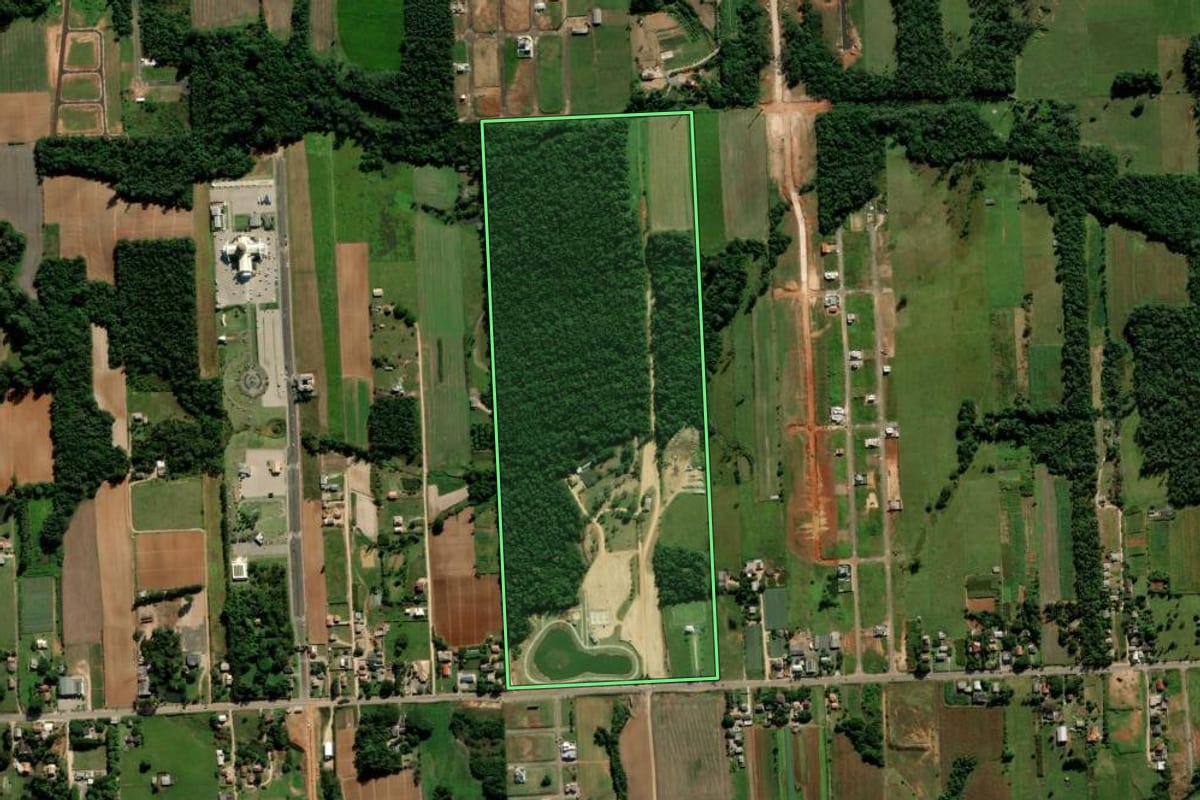 Imagem de satélite do imóvel rural em Içara (SC), com o contorno declarado no CAR desenhado por cima.