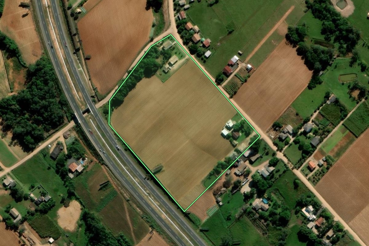 Imagem de satélite do imóvel rural em Içara (SC), com o contorno declarado no CAR desenhado por cima.