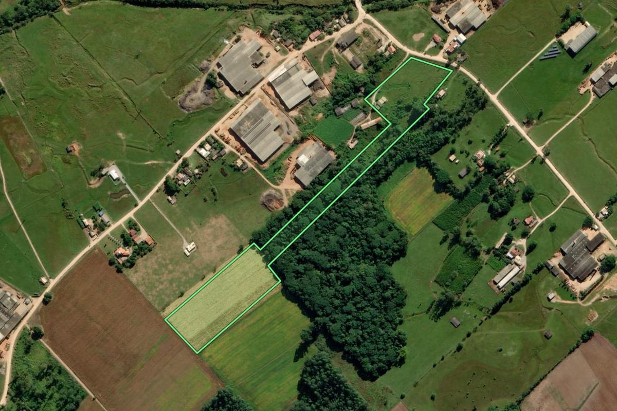 Imagem de satélite do imóvel rural em Içara (SC), com o contorno declarado no CAR desenhado por cima.