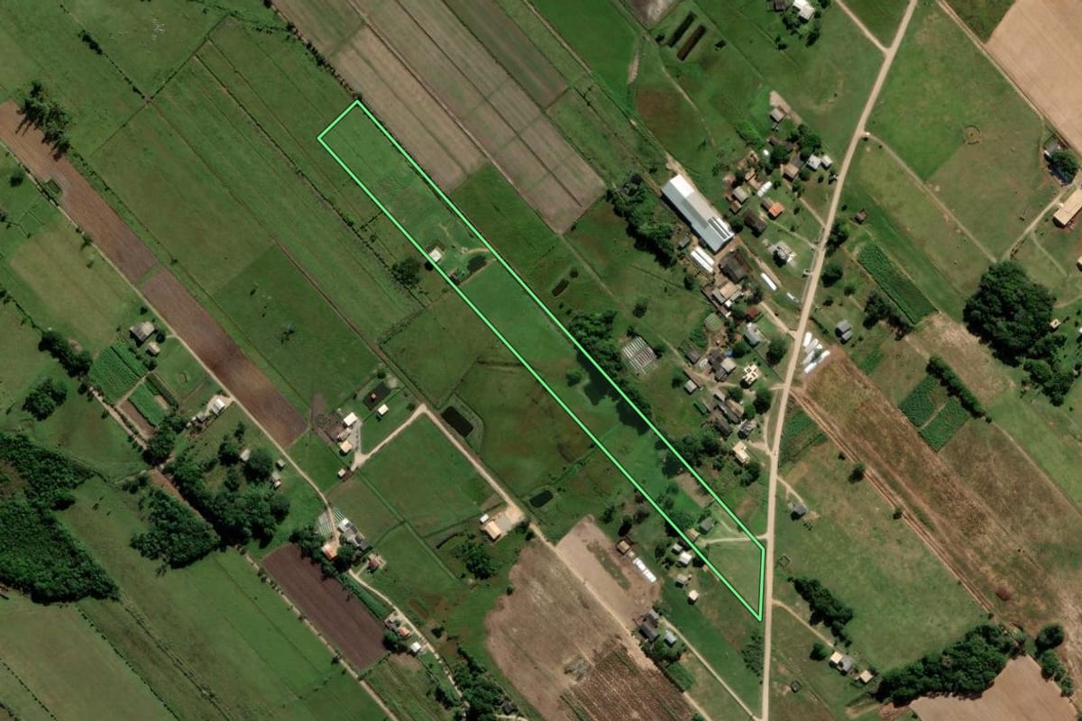 Imagem de satélite do imóvel rural em Içara (SC), com o contorno declarado no CAR desenhado por cima.