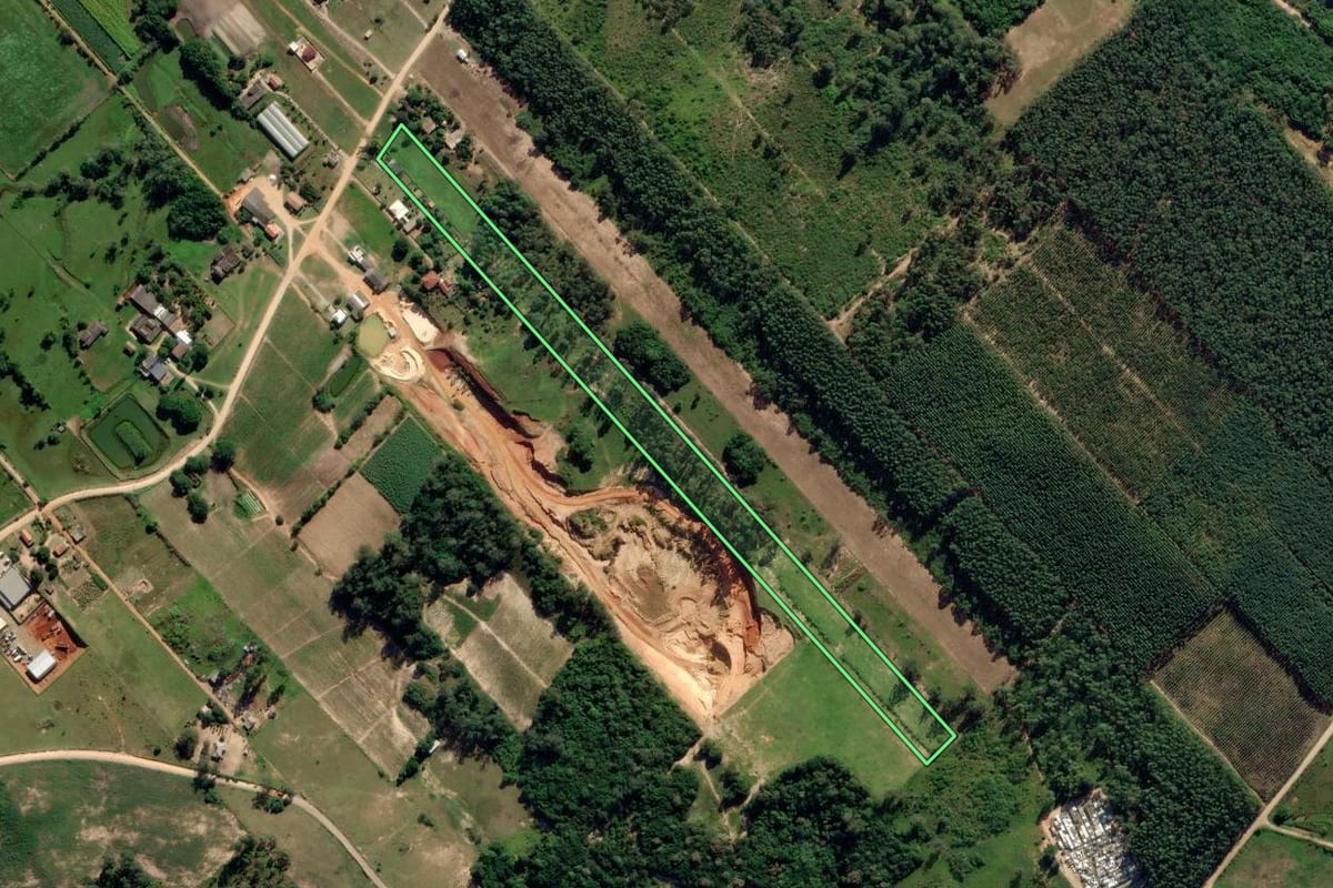 Imagem de satélite do imóvel rural em Içara (SC), com o contorno declarado no CAR desenhado por cima.