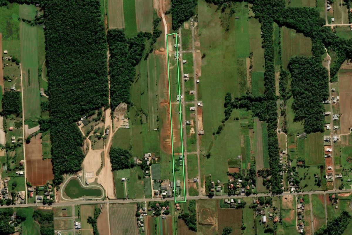 Imagem de satélite do imóvel rural em Içara (SC), com o contorno declarado no CAR desenhado por cima.