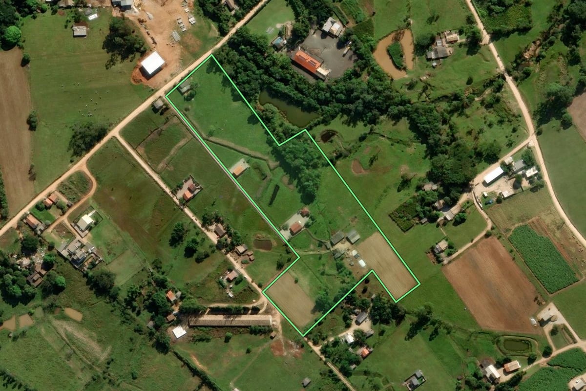 Imagem de satélite do imóvel rural em Içara (SC), com o contorno declarado no CAR desenhado por cima.