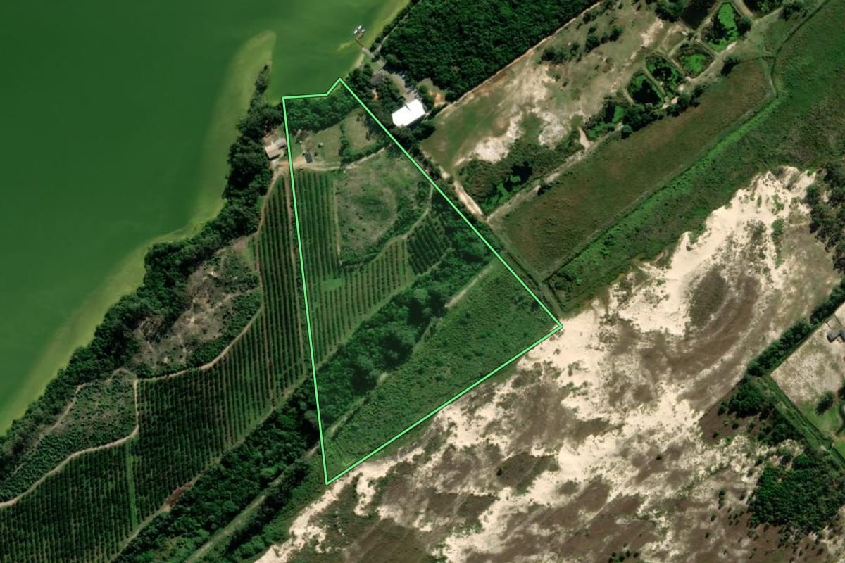 Imagem de satélite do imóvel rural em Içara (SC), com o contorno declarado no CAR desenhado por cima.