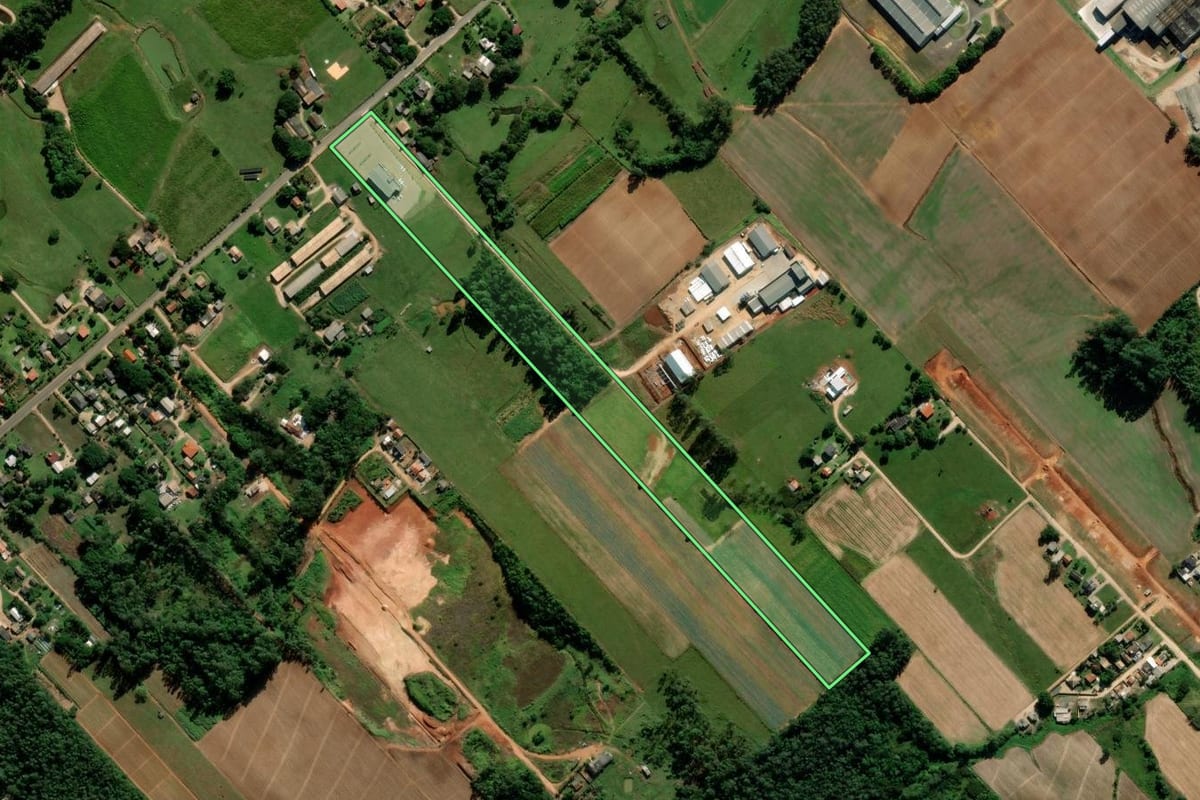 Imagem de satélite do imóvel rural em Içara (SC), com o contorno declarado no CAR desenhado por cima.