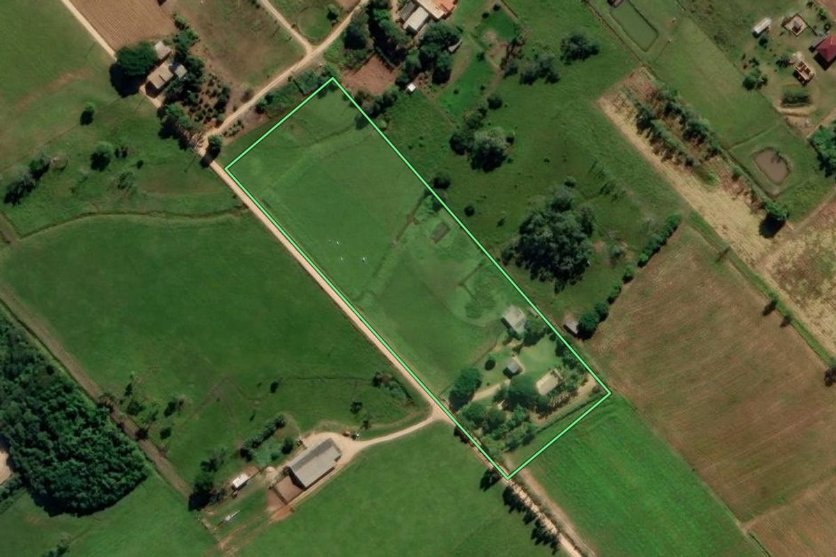 Imagem de satélite do imóvel rural em Içara (SC), com o contorno declarado no CAR desenhado por cima.