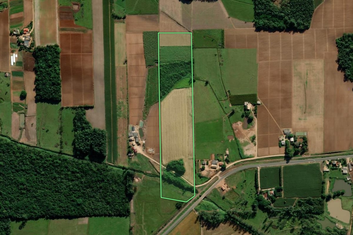 Imagem de satélite do imóvel rural em Içara (SC), com o contorno declarado no CAR desenhado por cima.