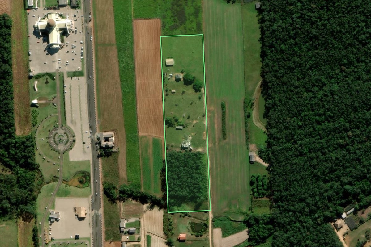 Imagem de satélite do imóvel rural em Içara (SC), com o contorno declarado no CAR desenhado por cima.