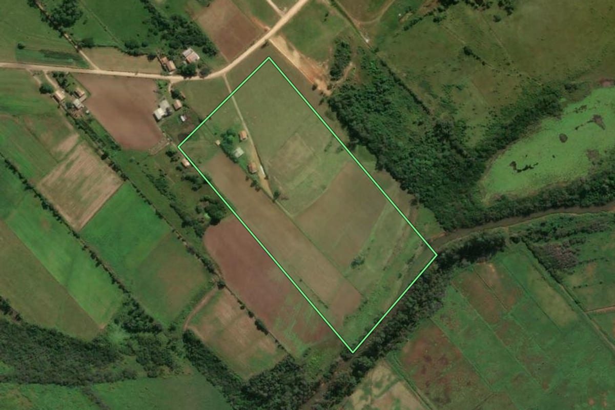 Imagem de satélite do imóvel rural em Içara (SC), com o contorno declarado no CAR desenhado por cima.