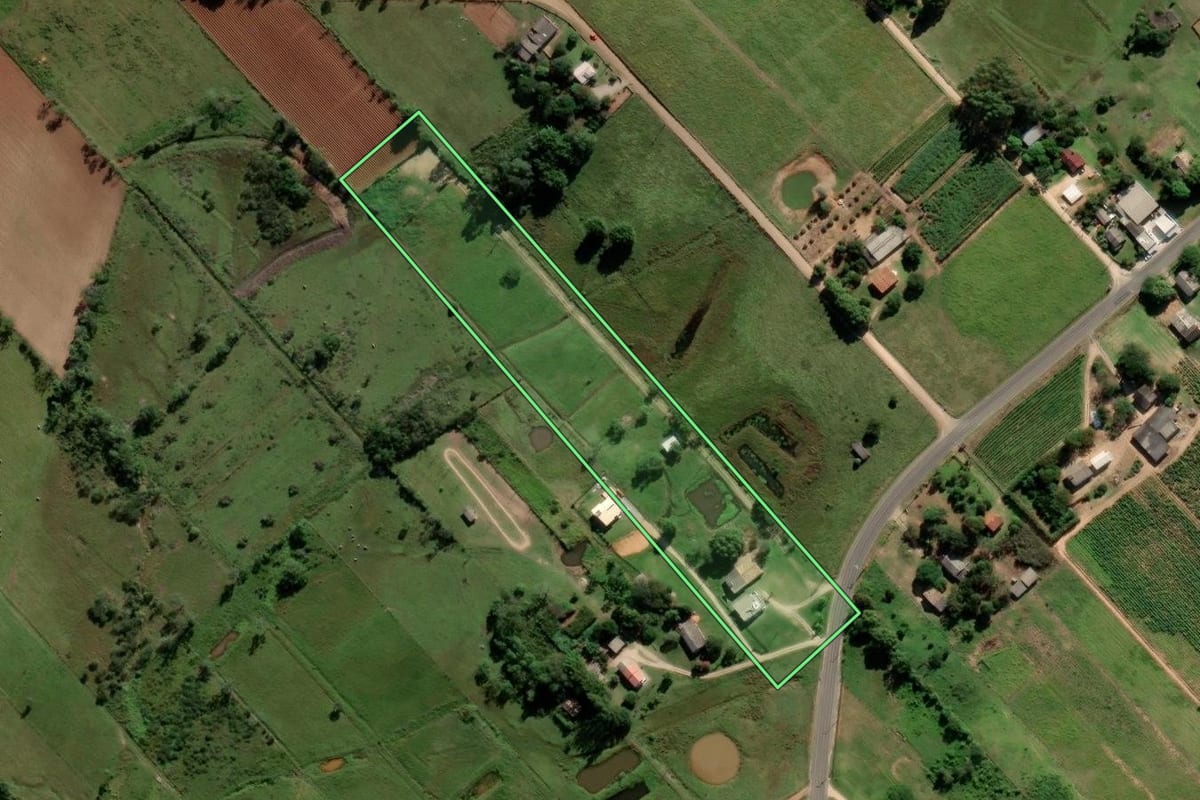 Imagem de satélite do imóvel rural em Içara (SC), com o contorno declarado no CAR desenhado por cima.