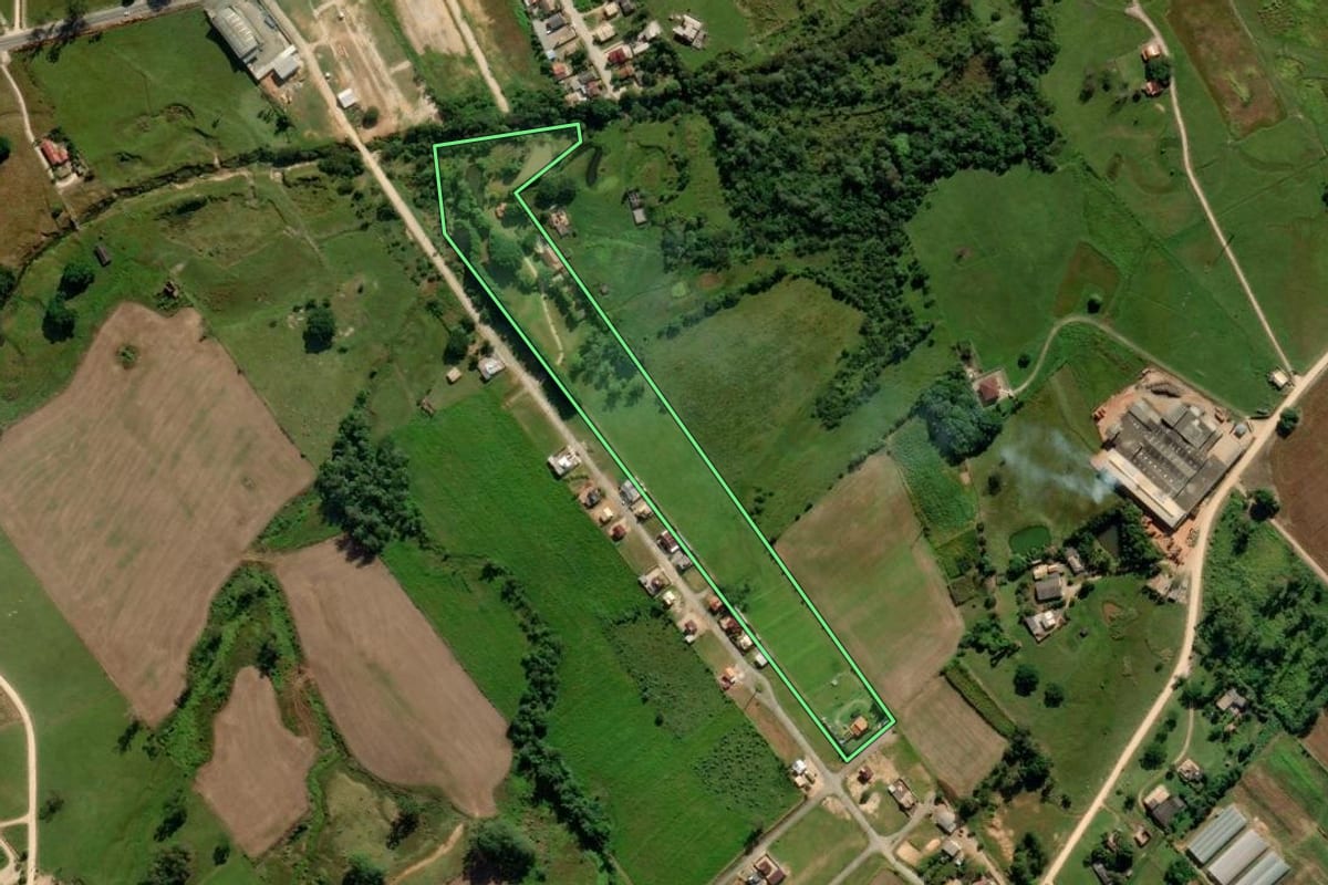 Imagem de satélite do imóvel rural em Içara (SC), com o contorno declarado no CAR desenhado por cima.
