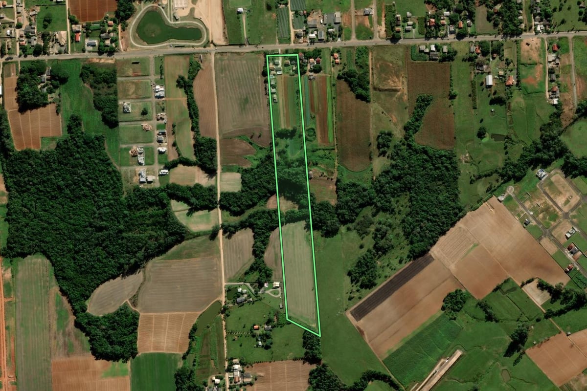 Imagem de satélite do imóvel rural em Içara (SC), com o contorno declarado no CAR desenhado por cima.