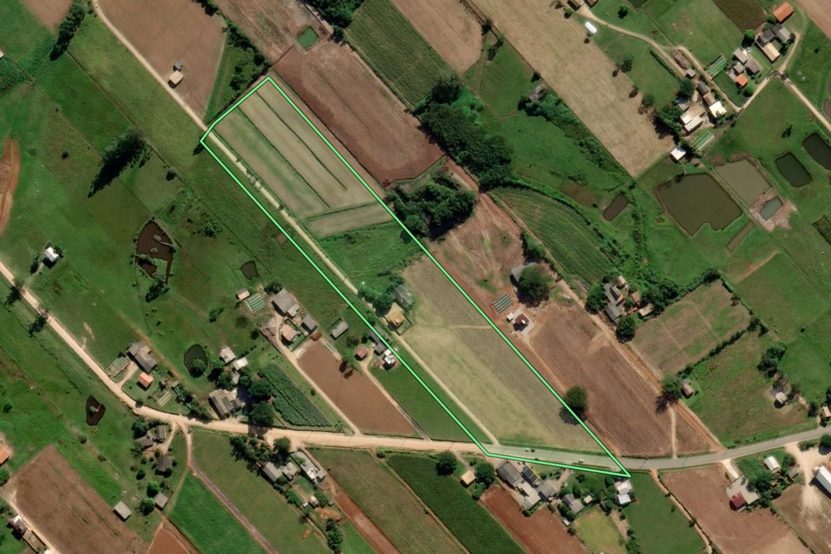 Imagem de satélite do imóvel rural em Içara (SC), com o contorno declarado no CAR desenhado por cima.