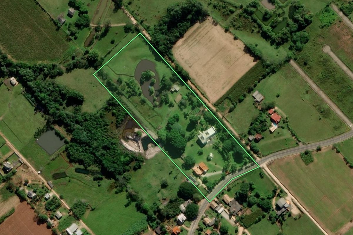 Imagem de satélite do imóvel rural em Içara (SC), com o contorno declarado no CAR desenhado por cima.