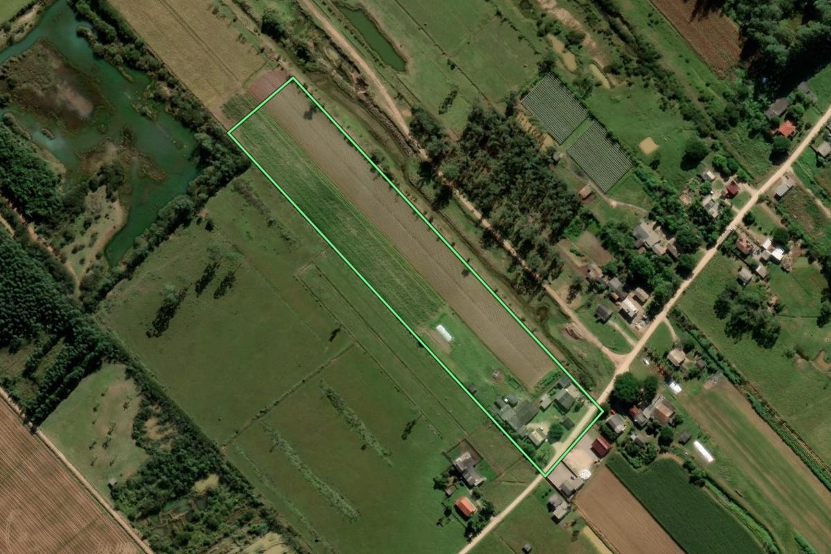 Imagem de satélite do imóvel rural em Içara (SC), com o contorno declarado no CAR desenhado por cima.