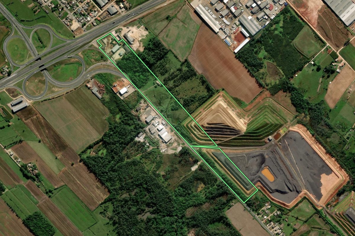 Imagem de satélite do imóvel rural em Içara (SC), com o contorno declarado no CAR desenhado por cima.