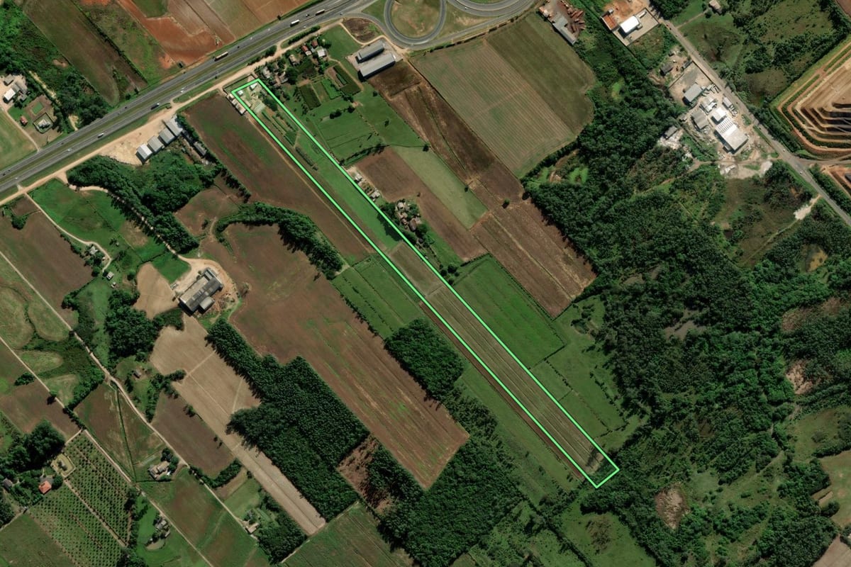 Imagem de satélite do imóvel rural em Içara (SC), com o contorno declarado no CAR desenhado por cima.