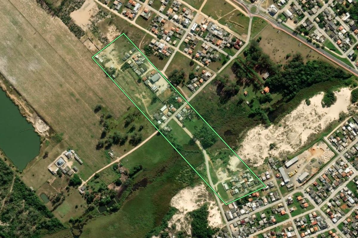 Imagem de satélite do imóvel rural em Içara (SC), com o contorno declarado no CAR desenhado por cima.
