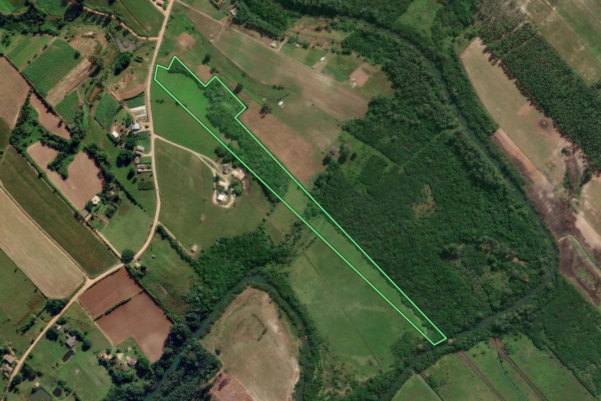 Imagem de satélite do imóvel rural em Içara (SC), com o contorno declarado no CAR desenhado por cima.
