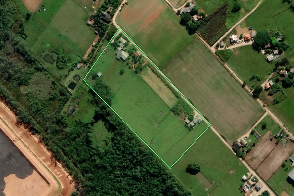 Imagem de satélite do imóvel rural em Içara (SC), com o contorno declarado no CAR desenhado por cima.