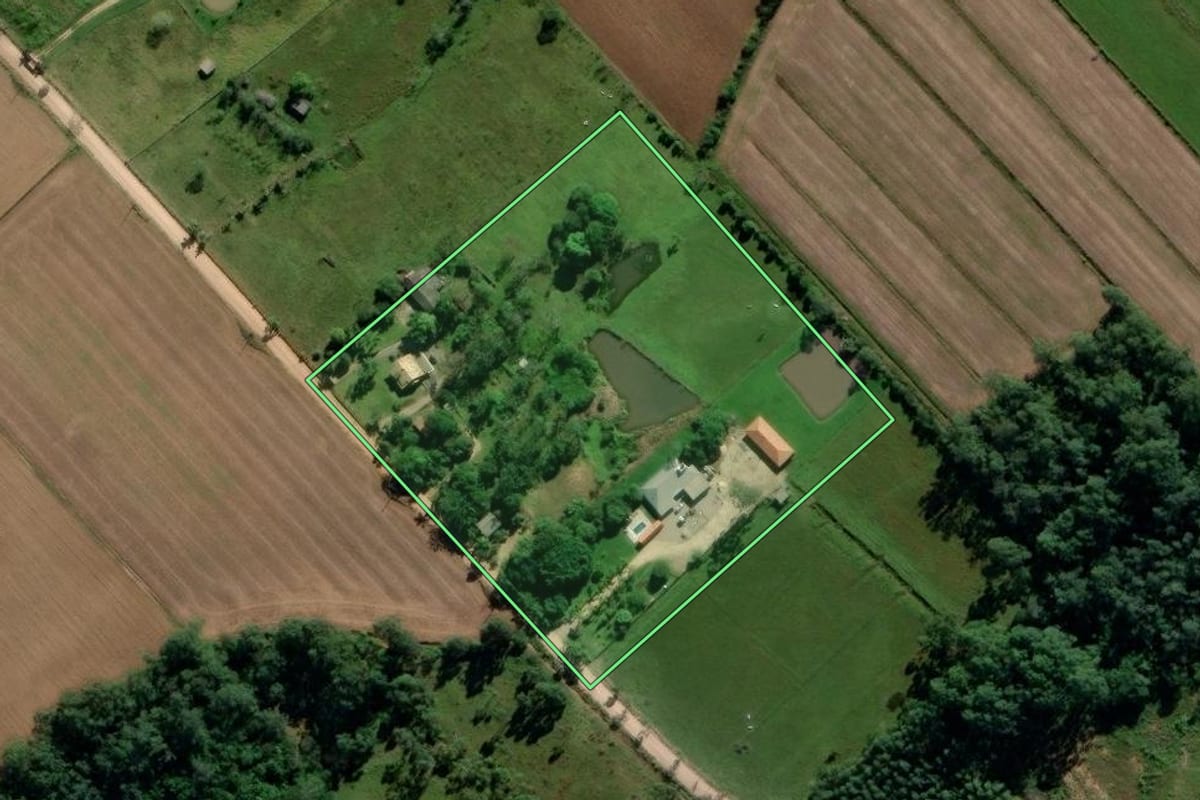 Imagem de satélite do imóvel rural em Içara (SC), com o contorno declarado no CAR desenhado por cima.