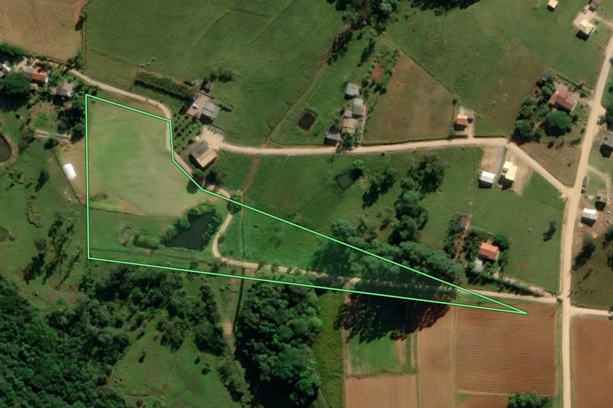 Imagem de satélite do imóvel rural em Içara (SC), com o contorno declarado no CAR desenhado por cima.