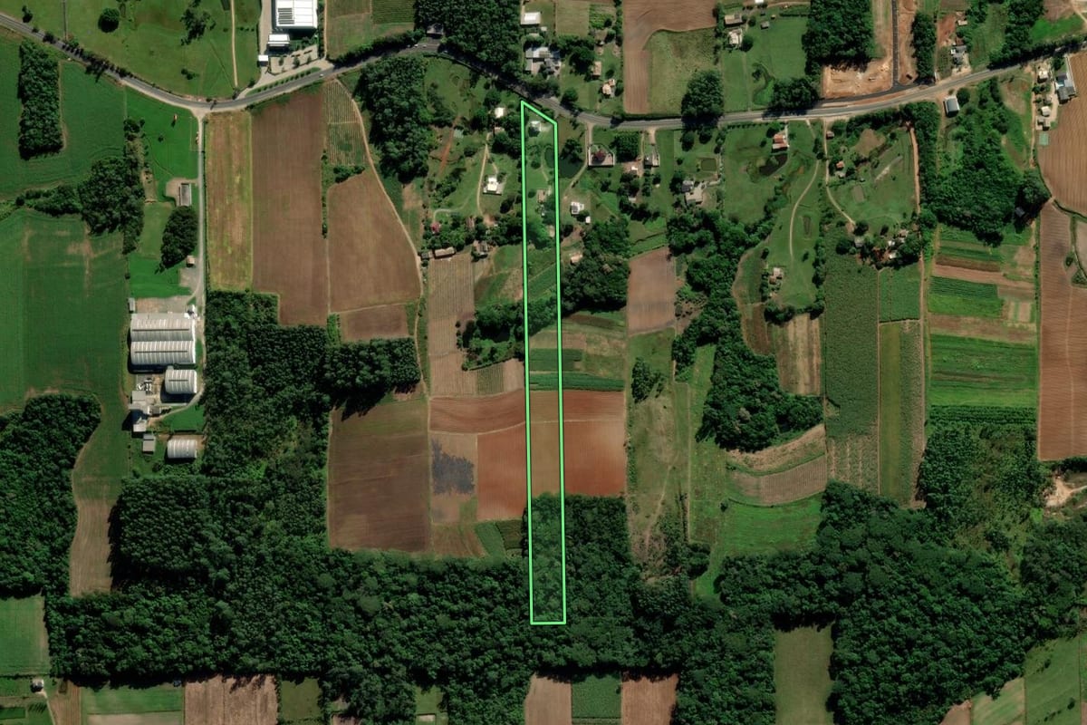 Imagem de satélite do imóvel rural em Içara (SC), com o contorno declarado no CAR desenhado por cima.