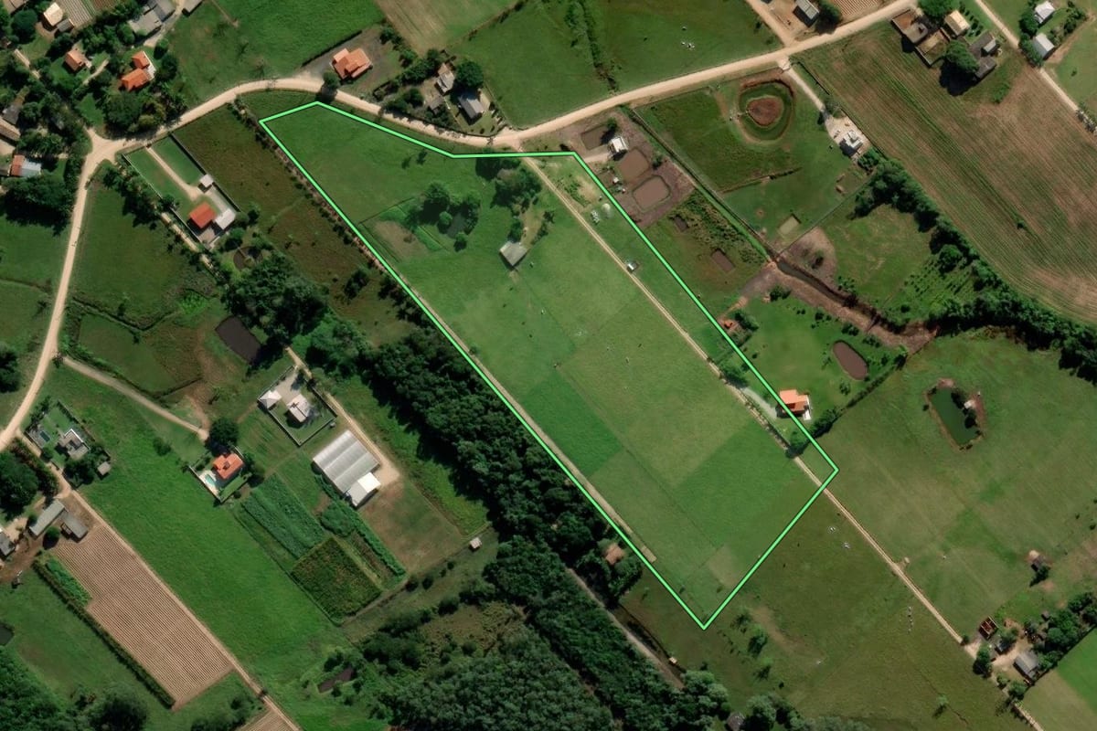Imagem de satélite do imóvel rural em Içara (SC), com o contorno declarado no CAR desenhado por cima.