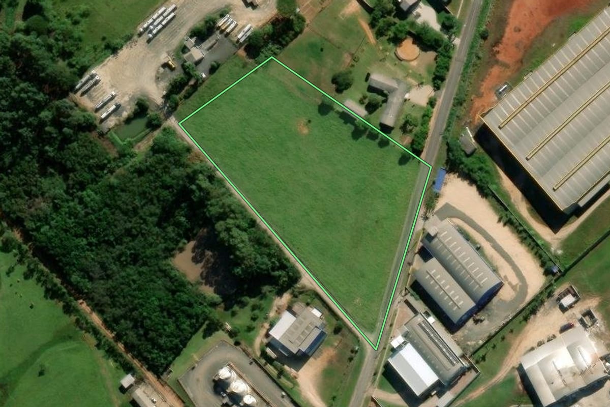 Imagem de satélite do imóvel rural em Içara (SC), com o contorno declarado no CAR desenhado por cima.