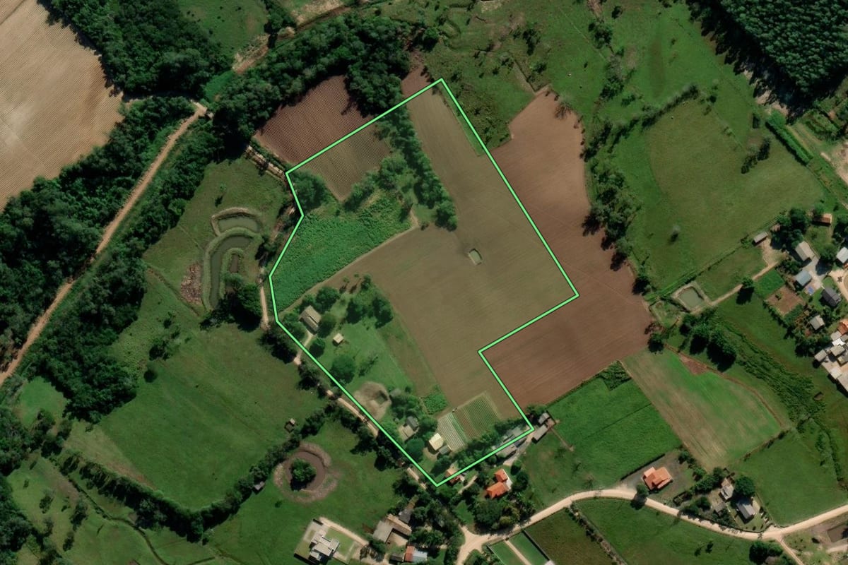 Imagem de satélite do imóvel rural em Içara (SC), com o contorno declarado no CAR desenhado por cima.