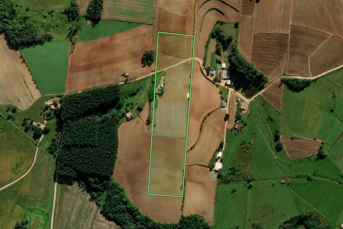 Imagem de satélite do imóvel rural em Içara (SC), com o contorno declarado no CAR desenhado por cima.