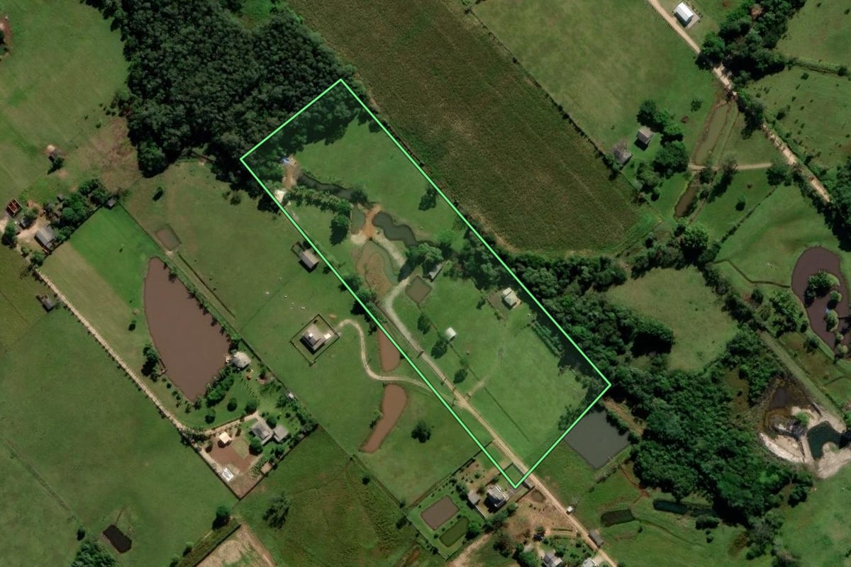 Imagem de satélite do imóvel rural em Içara (SC), com o contorno declarado no CAR desenhado por cima.