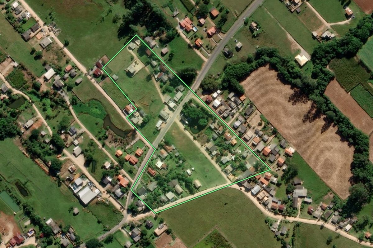 Imagem de satélite do imóvel rural em Içara (SC), com o contorno declarado no CAR desenhado por cima.