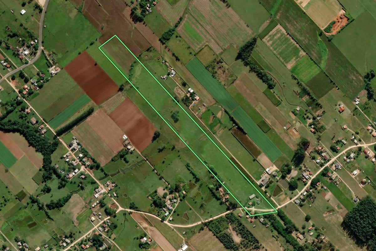 Imagem de satélite do imóvel rural em Içara (SC), com o contorno declarado no CAR desenhado por cima.