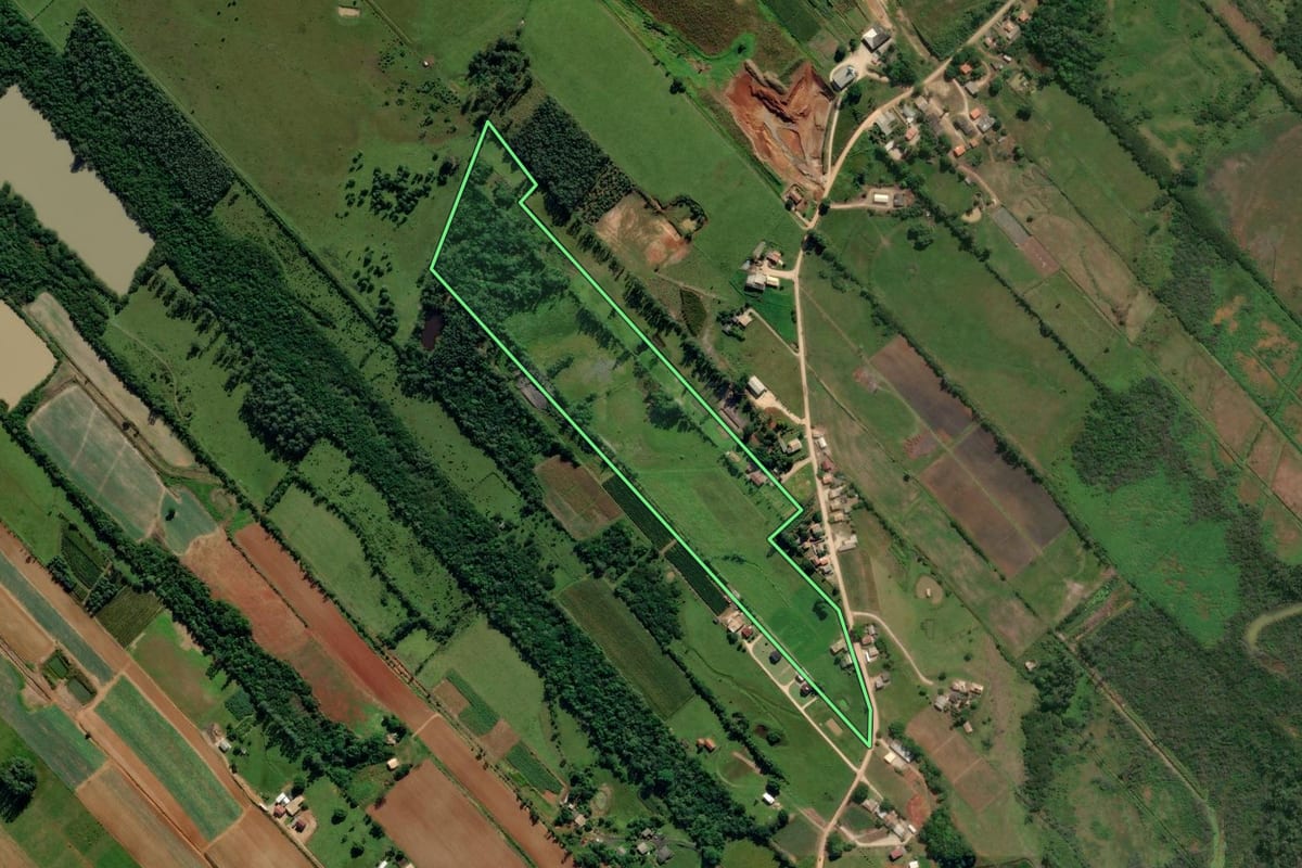 Imagem de satélite do imóvel rural em Içara (SC), com o contorno declarado no CAR desenhado por cima.