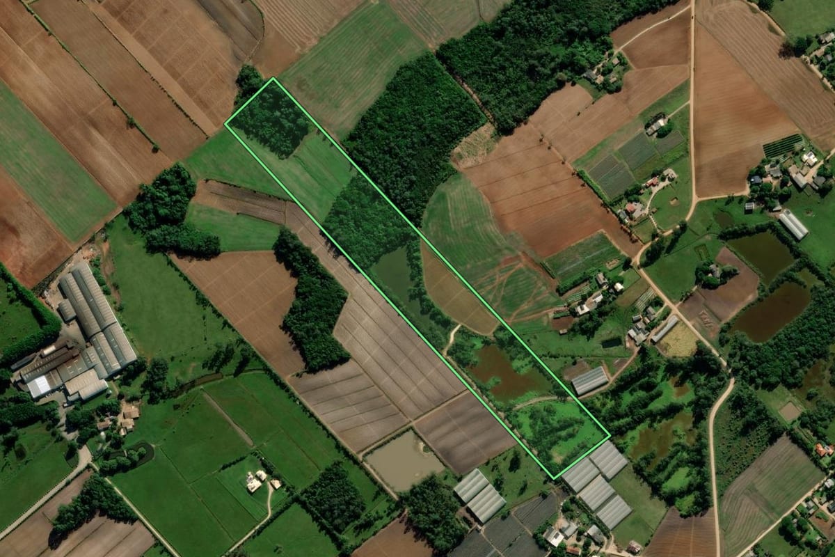 Imagem de satélite do imóvel rural em Içara (SC), com o contorno declarado no CAR desenhado por cima.