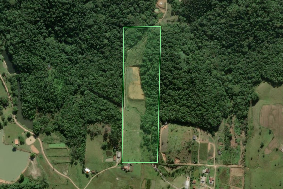 Imagem de satélite do imóvel rural em Ilhota (SC), com o contorno declarado no CAR desenhado por cima.